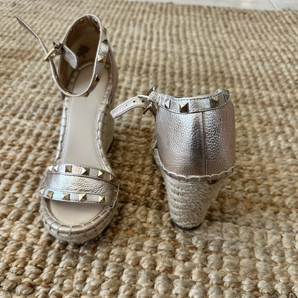 MARC FISHER PLATFORM ROSE GOLD STUDDED WEDGE ESPADRILLES SIZE 7